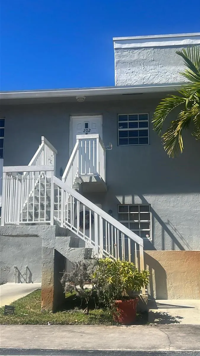 Foto de propiedad en 438 NE 210th Cir Terrace 202-4B, Miami, FL 33179 Miami con MLS# 