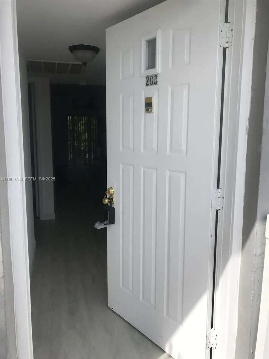Foto de propiedad en 438 NE 210th Cir Terrace 203-4B, Miami, FL 33179 Miami con MLS# 