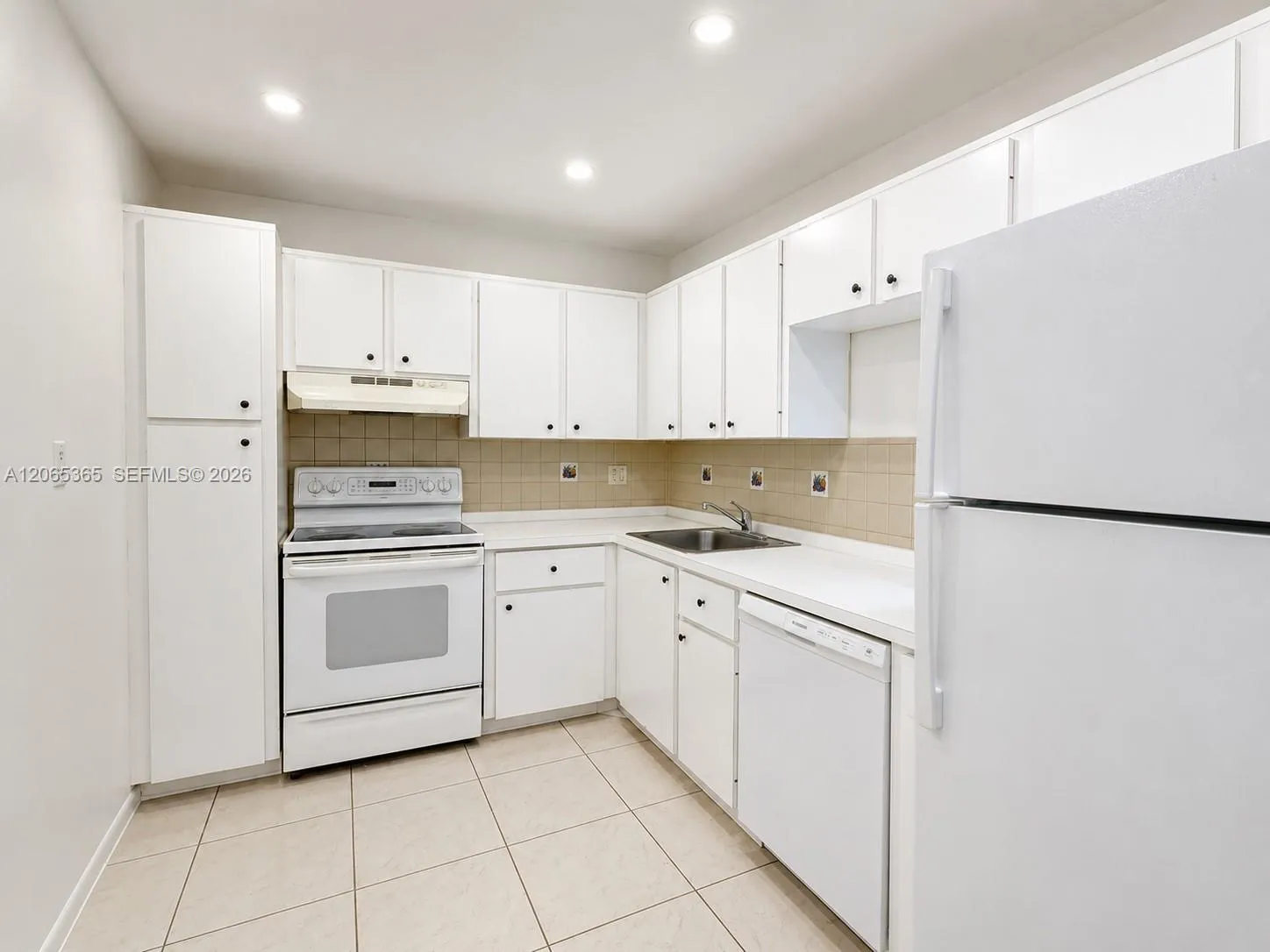 Foto de propiedad en 4384 NW 9th Avenue 18-2A, Deerfield Beach, FL 33064 Deerfield Beach con MLS# 