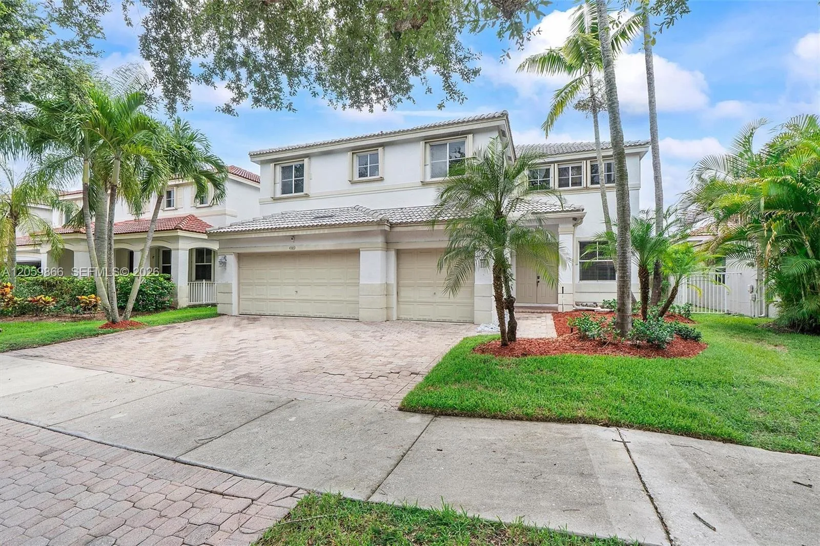 Foto de propiedad en 4389 Laurel Ridge Circle, Weston, FL 33331 Weston con MLS# 