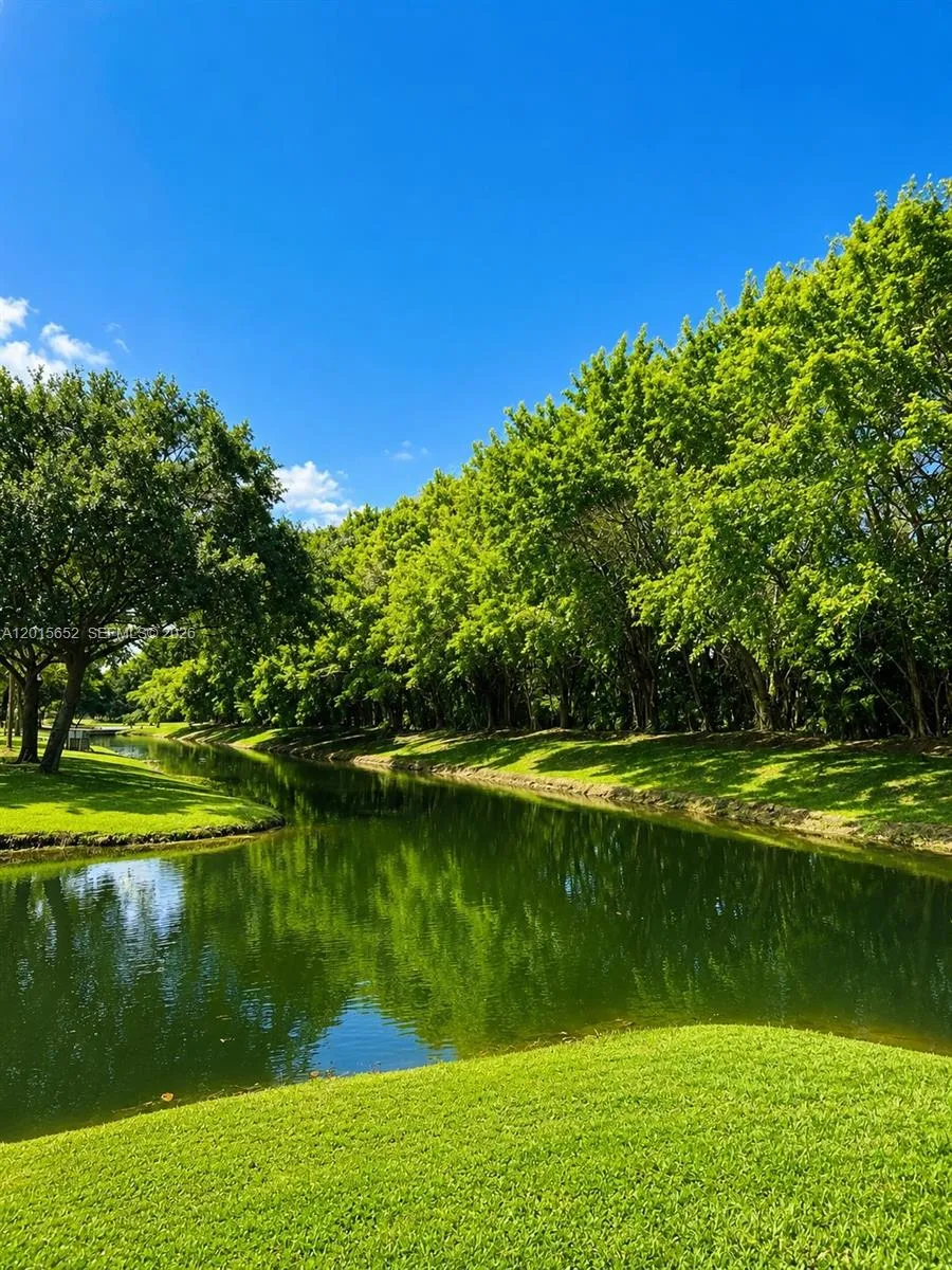 Foto de propiedad en 439 Lakeview Drive 106, Weston, FL 33326 Weston con MLS# 