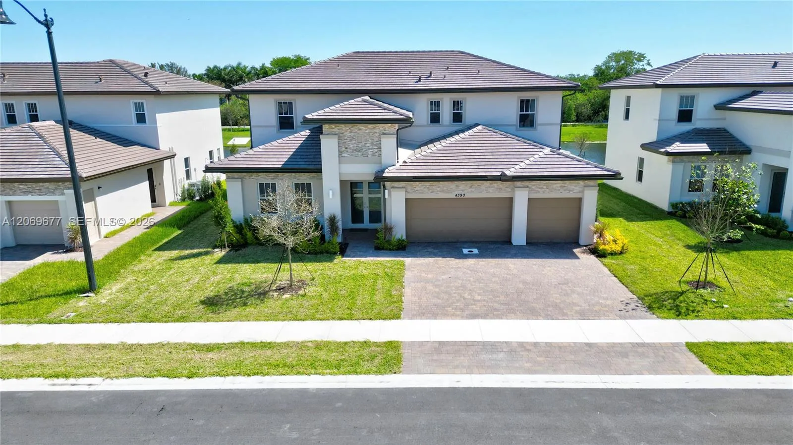Foto de propiedad en 4390 SW 122nd Terrace, Davie, FL 33330 Davie con MLS# 