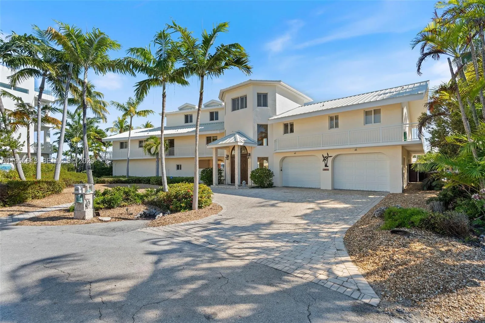 Foto de propiedad en 44 W Plaza Del Lago, FL 33036  con MLS# 
