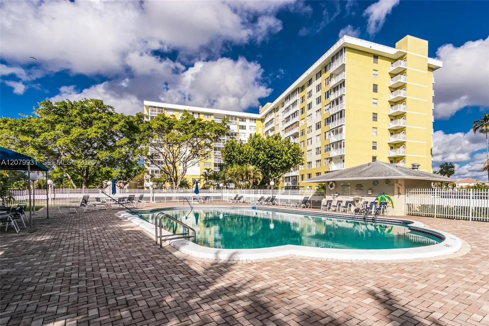 Foto de propiedad en 4400 Hillcrest Drive 402B, Hollywood, FL 33021 Hollywood con MLS# 