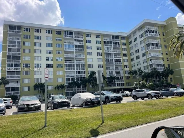 Foto de propiedad en 4400 Hillcrest Drive 701B, Hollywood, FL 33021 Hollywood con MLS#