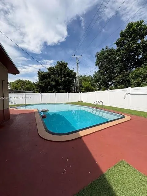 Foto de propiedad en 441 NE 43rd Street, Deerfield Beach, FL 33064 Deerfield Beach con MLS# 