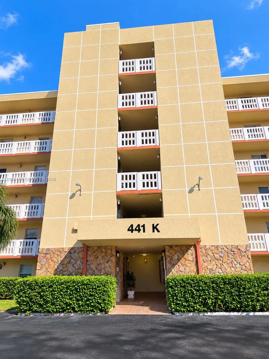 Foto de propiedad en 441 SE 3rd Street 408, Dania Beach, FL 33004 Dania Beach con MLS# 