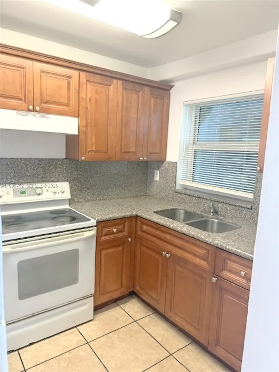 En Renta 4415 W 10th Lane 14, Hialeah, FL 33012, Hialeah, FL 33012