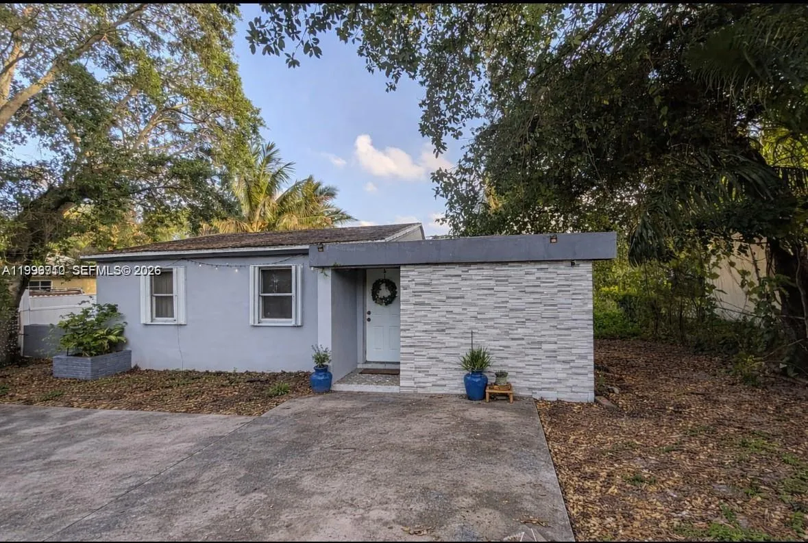 Foto de propiedad en 442 NE 162nd Street, Miami, FL 33162 Miami con MLS# 
