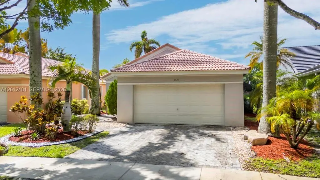 Foto de propiedad en 4421 Dogwood Circle, Weston, FL 33331 Weston con MLS# 