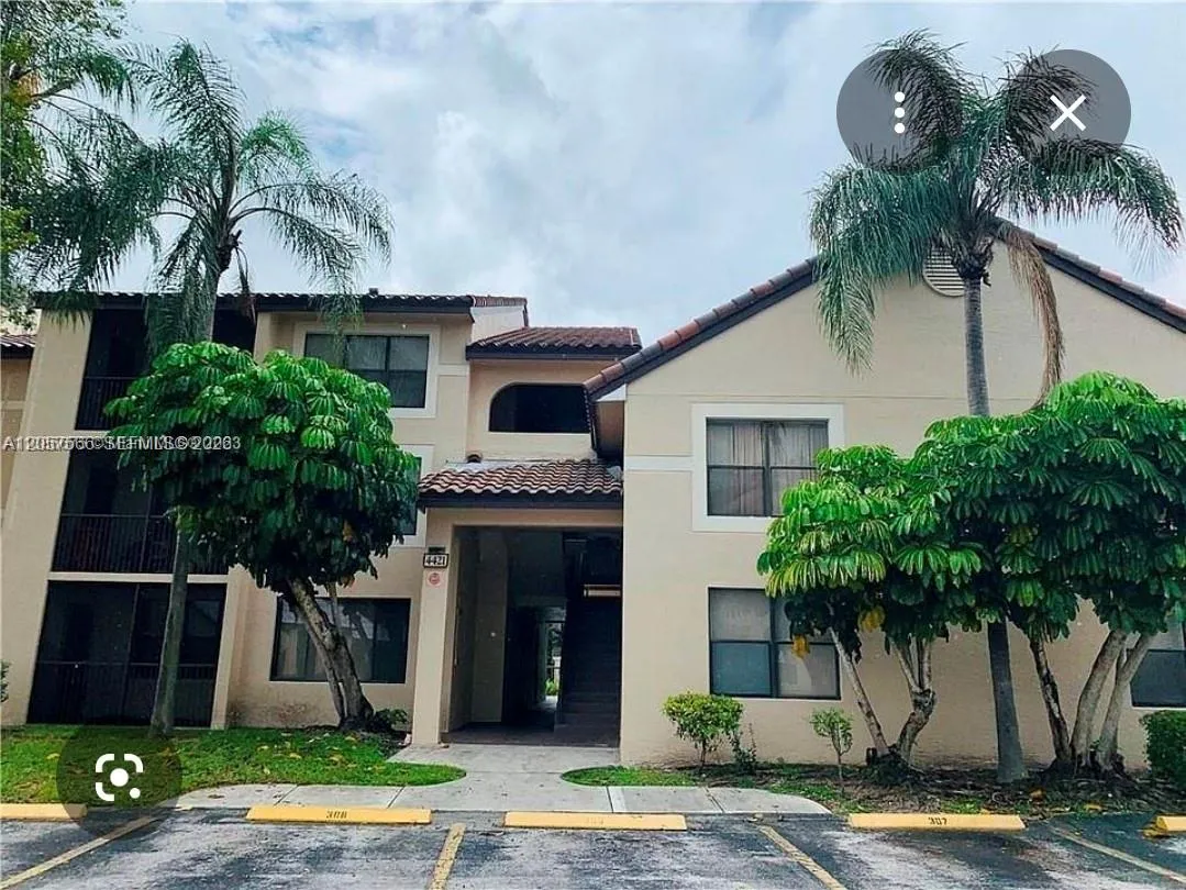 Foto de propiedad en 4421 W Mcnab Road 17, Pompano Beach, FL 33069 Pompano Beach con MLS# 