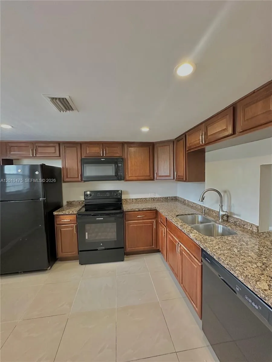 Foto de propiedad en 443 NE 195th Street 345, Miami, FL 33179 Miami con MLS#