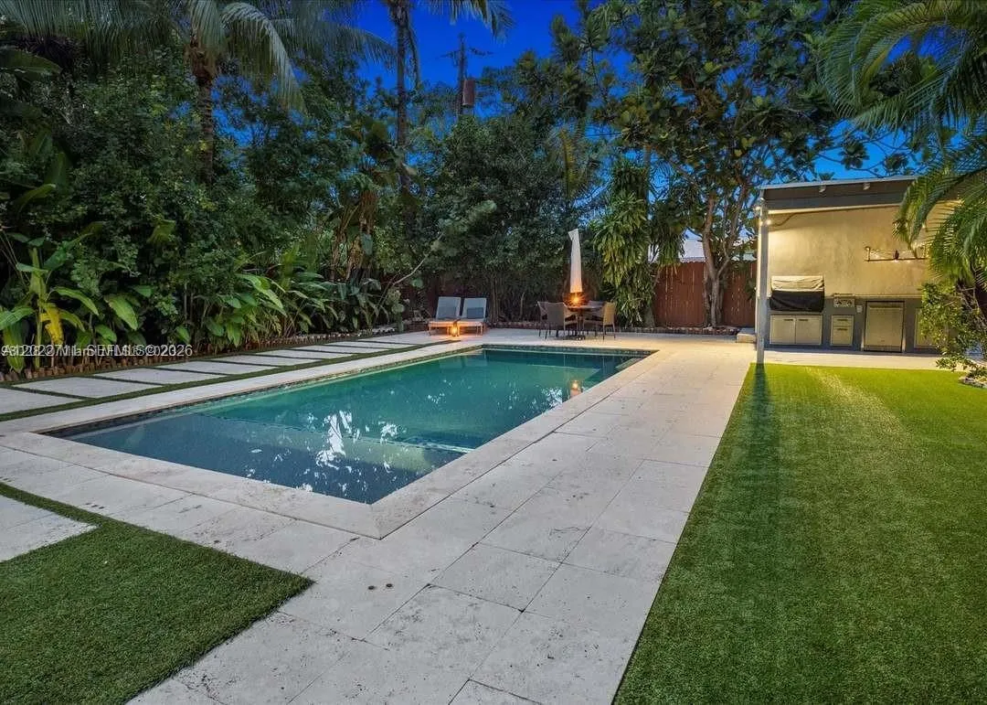 Foto de propiedad en 443 NE 71st Street, Miami, FL 33138 Miami con MLS# 