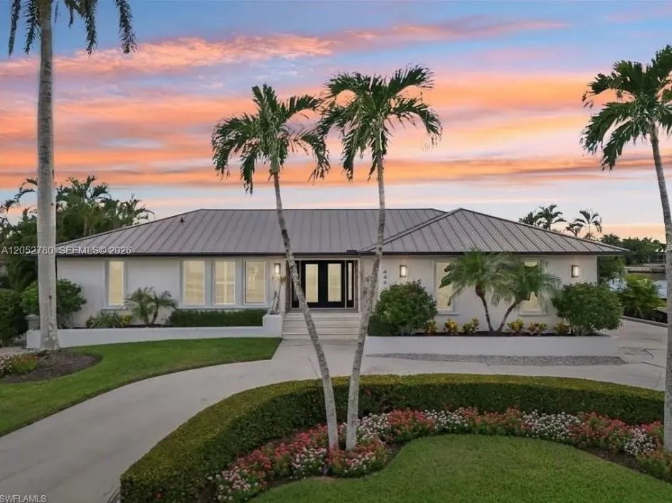 Foto de propiedad en 444 N Barfield Drive, Marco Island, FL 34145 Marco Island con MLS# 