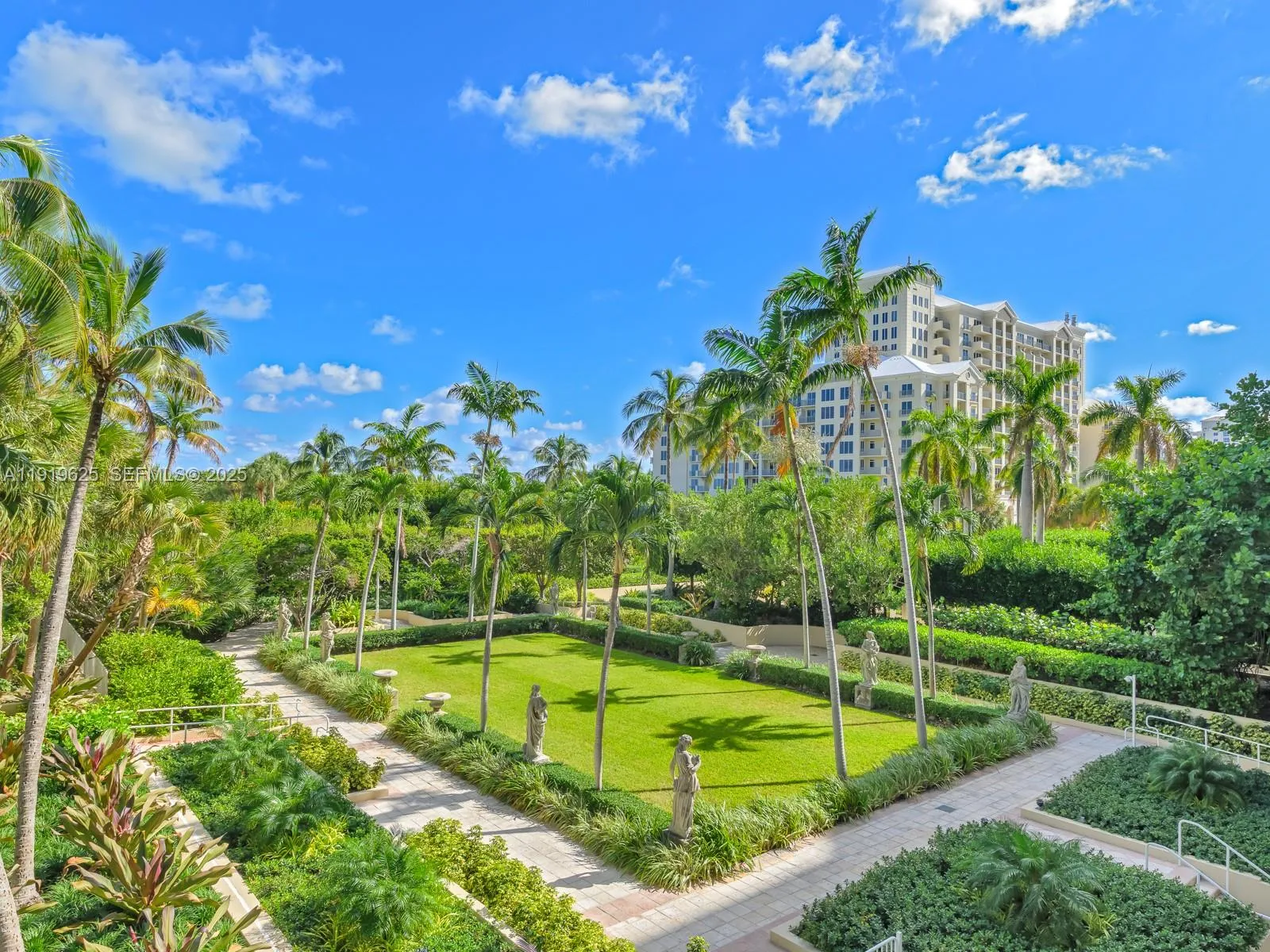 Foto de propiedad en 445 Grand Bay Drive 303, Key Biscayne, FL 33149 Key Biscayne con MLS# 