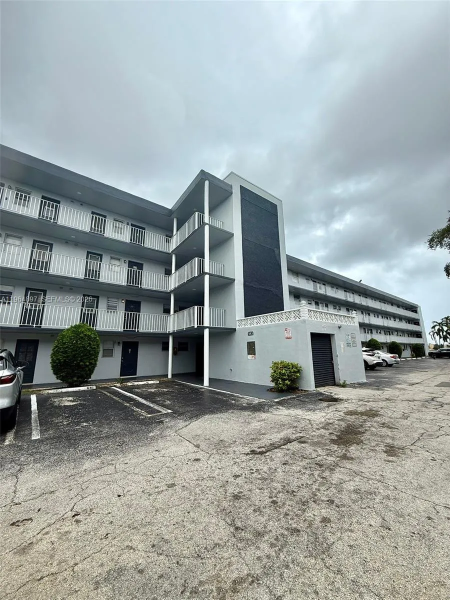 Foto de propiedad en 445 NE 195th Street 429, Miami, FL 33179 Miami con MLS# 