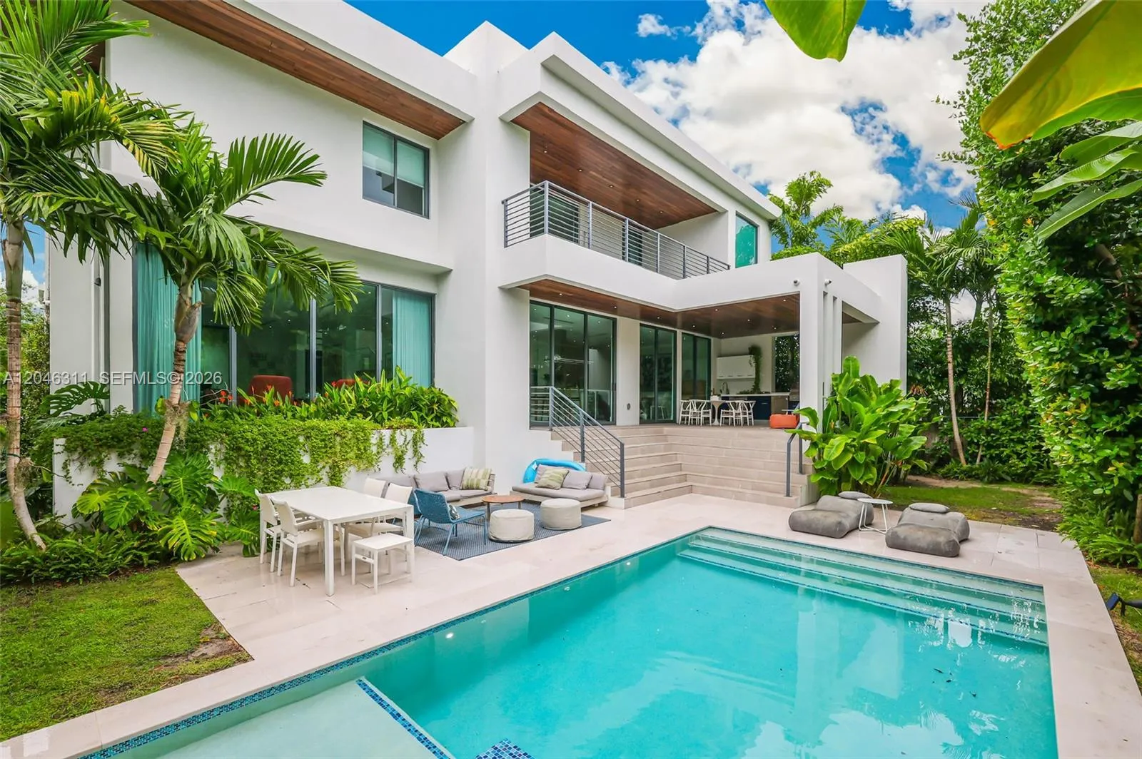Foto de propiedad en 445 Ridgewood Road, Key Biscayne, FL 33149 Key Biscayne con MLS# 