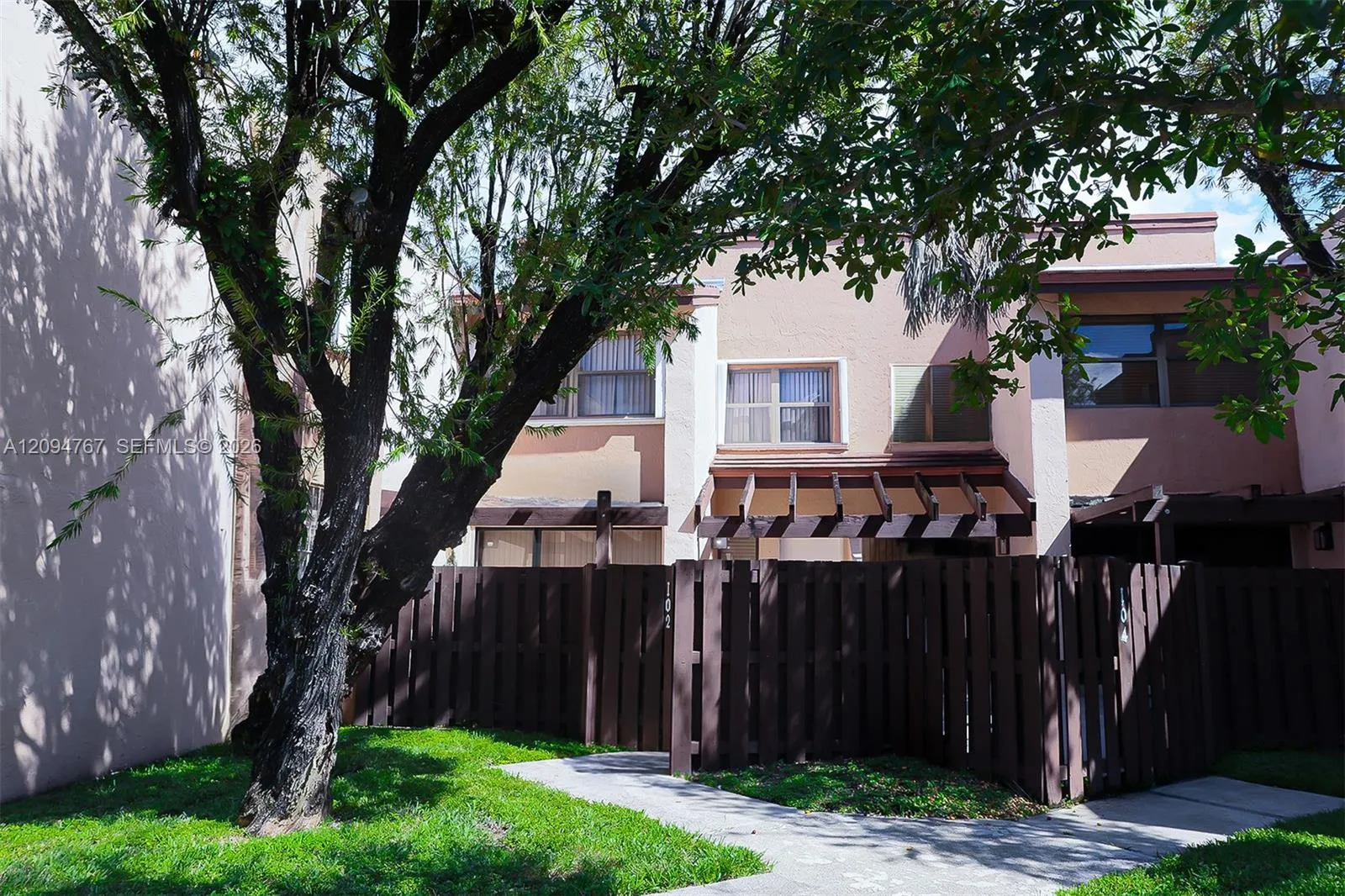 En Venta 445 W Park Drive 102-4, Miami, FL 33172, Miami, FL 33172
