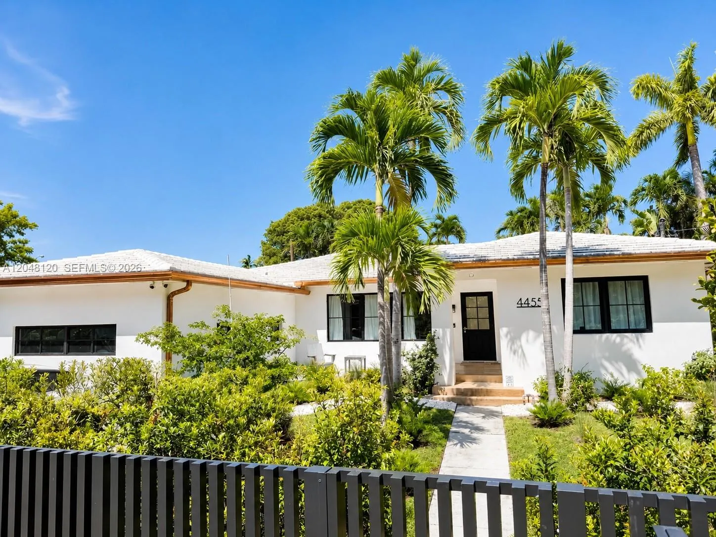 Foto de propiedad en 4455 N Bay Road, Miami Beach, FL 33140 Miami Beach con MLS# 