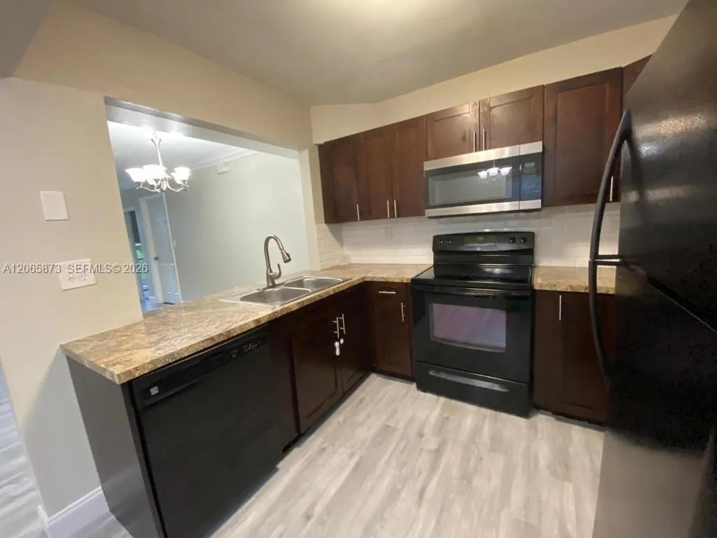 Foto de propiedad en 446 NE 210th Cir Terrace 101-6A, Miami, FL 33179 Miami con MLS# 