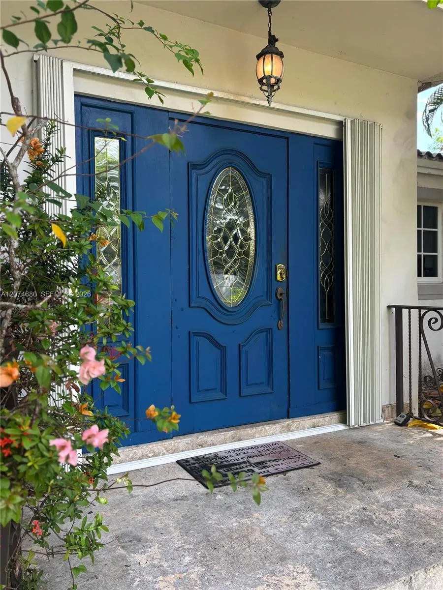 Foto de propiedad en 447 Blue Road, Coral Gables, FL 33146 Coral Gables con MLS# 