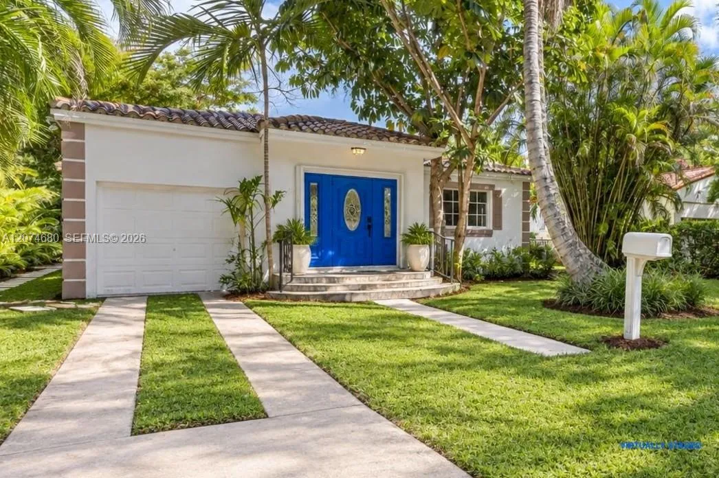 Foto de propiedad en 447 Blue Road, Coral Gables, FL 33146 Coral Gables con MLS# 