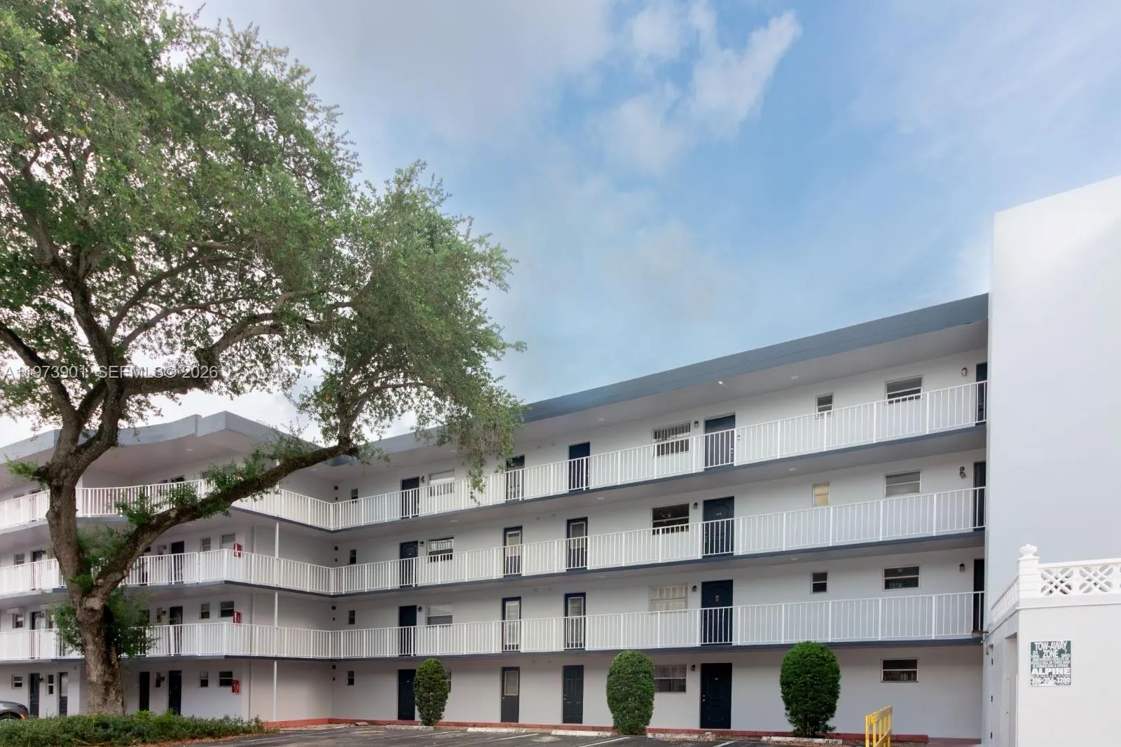 Foto de propiedad en 447 NE 195th Street 217, Miami, FL 33179 Miami con MLS# 