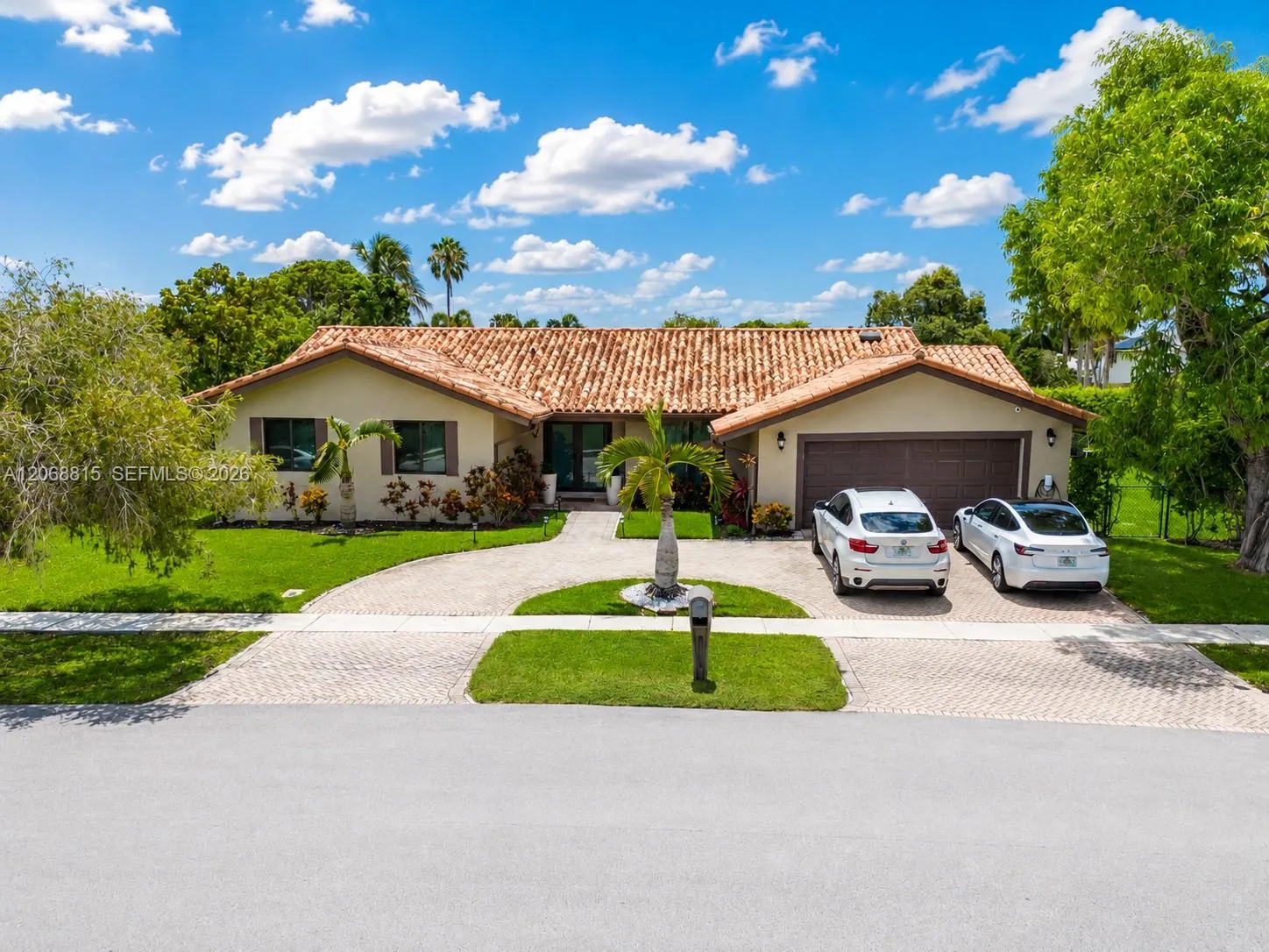 Foto de propiedad en 448 Sailboat Circle, Weston, FL 33326 Weston con MLS# 