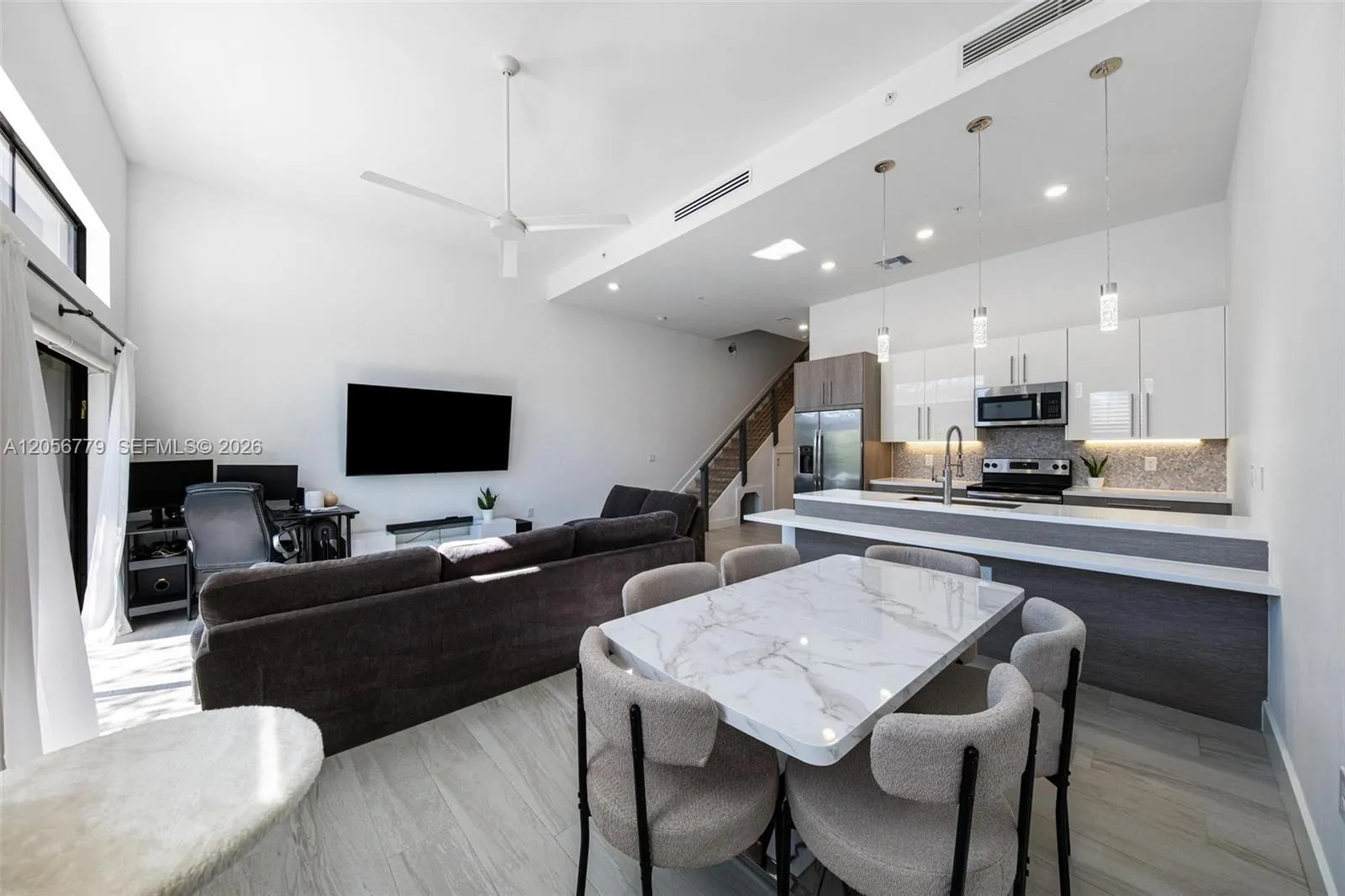 Foto de propiedad en 4480 NW 8th Place, Plantation, FL 33317 Plantation con MLS# 
