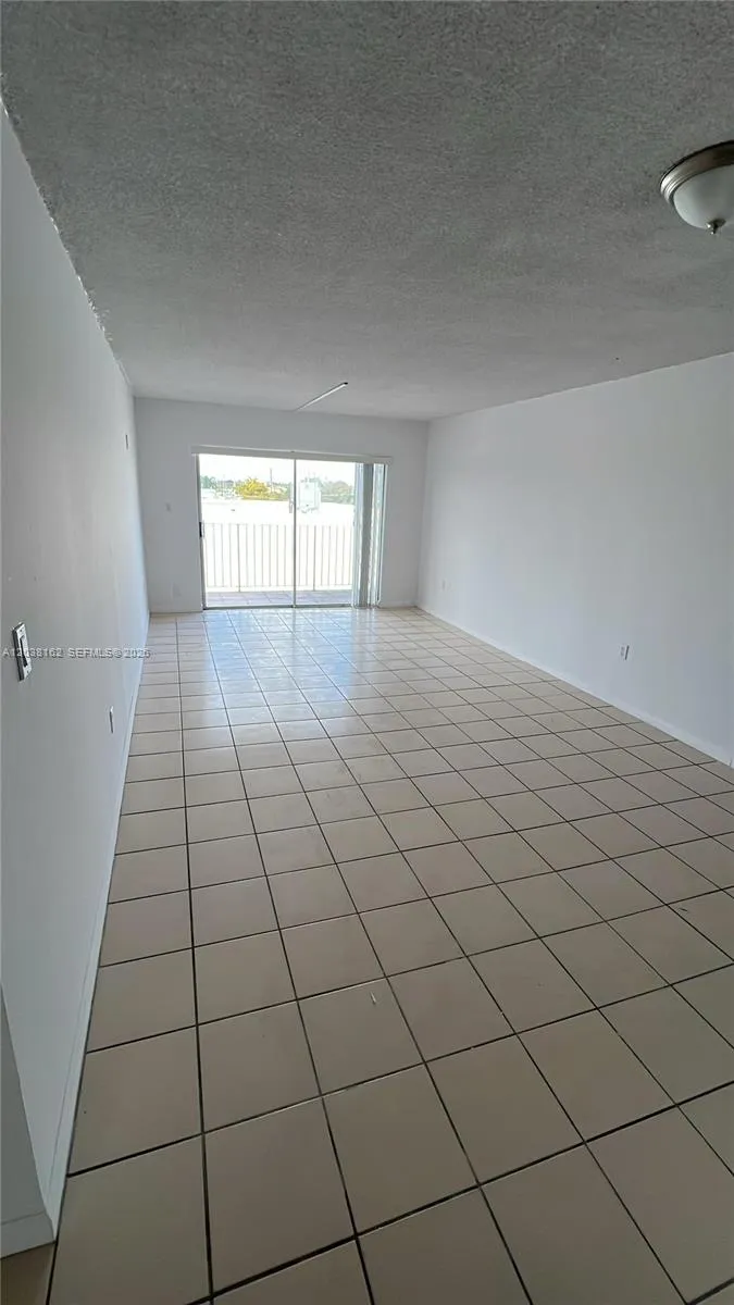 En Renta 4480 Palm Avenue 402, Hialeah, FL 33012, Hialeah, FL 33012