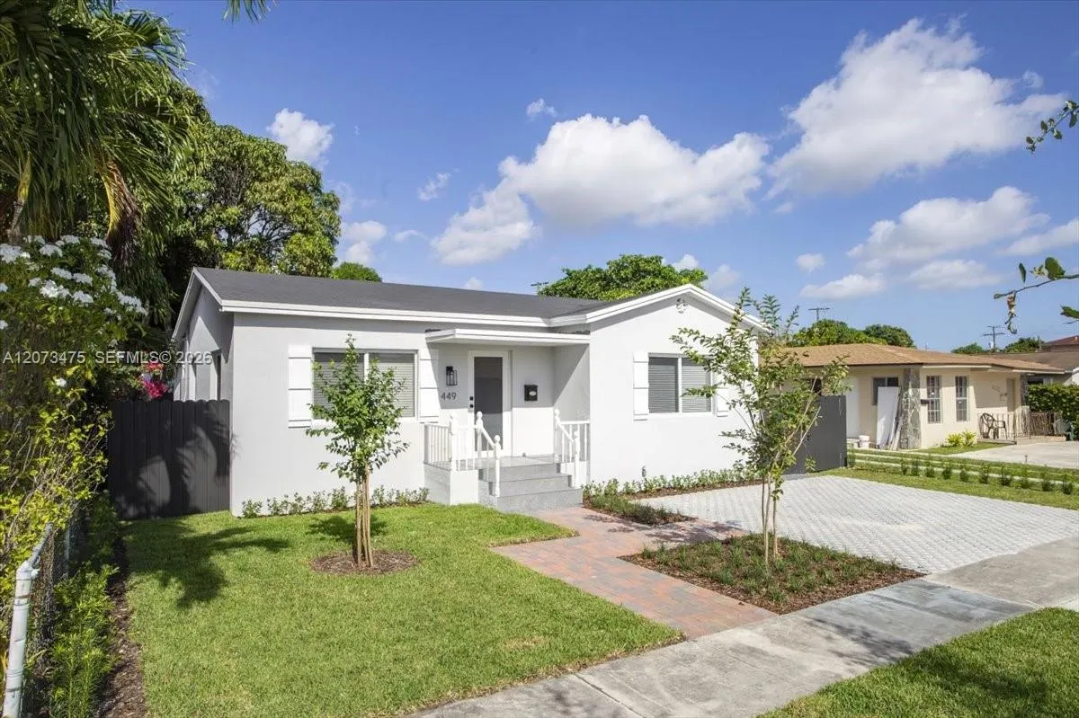 Foto de propiedad en 449 E 10th Street, Hialeah, FL 33010 Hialeah con MLS# 
