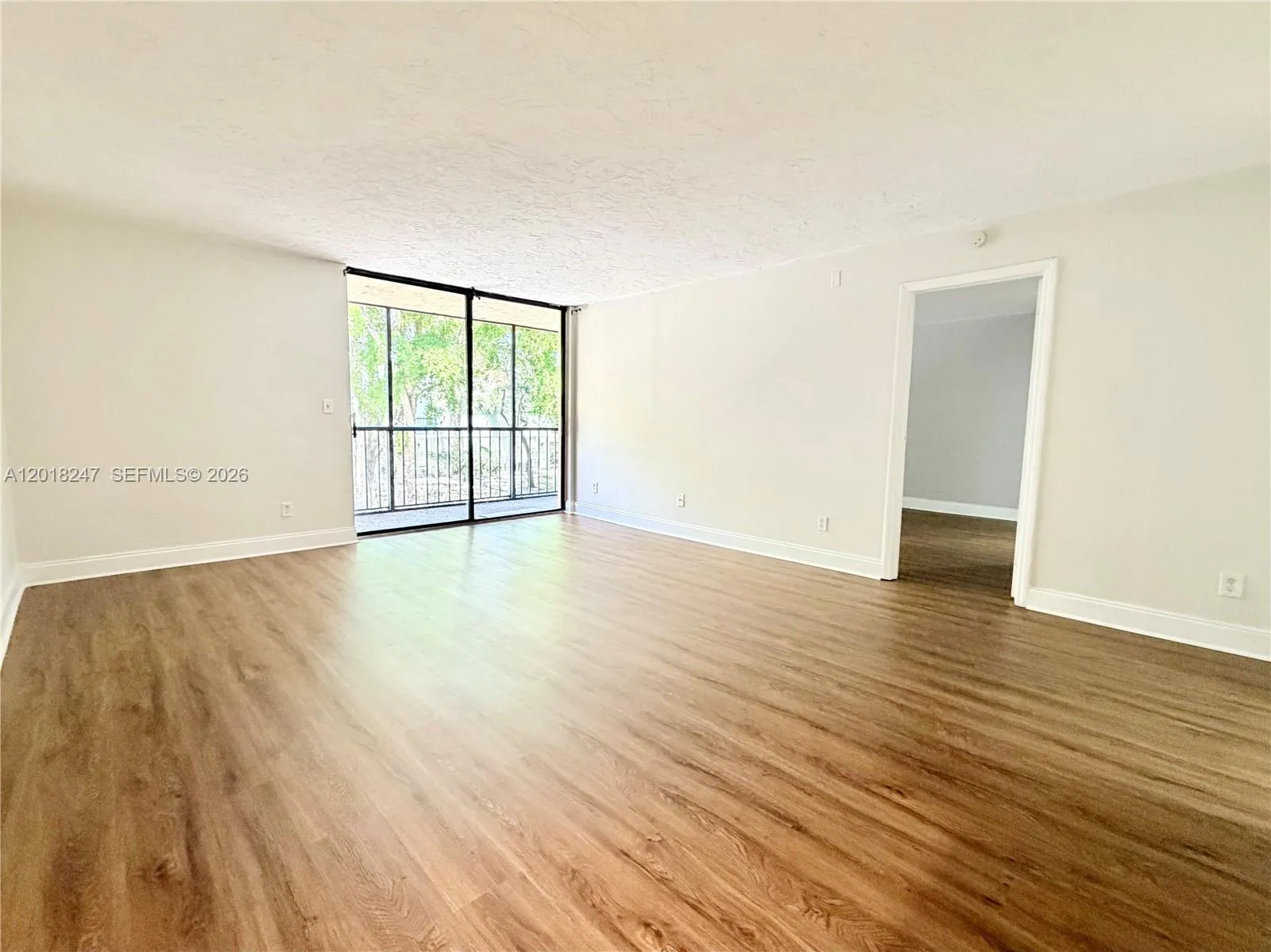 Foto de propiedad en 450 Commodore Drive 214, Plantation, FL 33325 Plantation con MLS# 