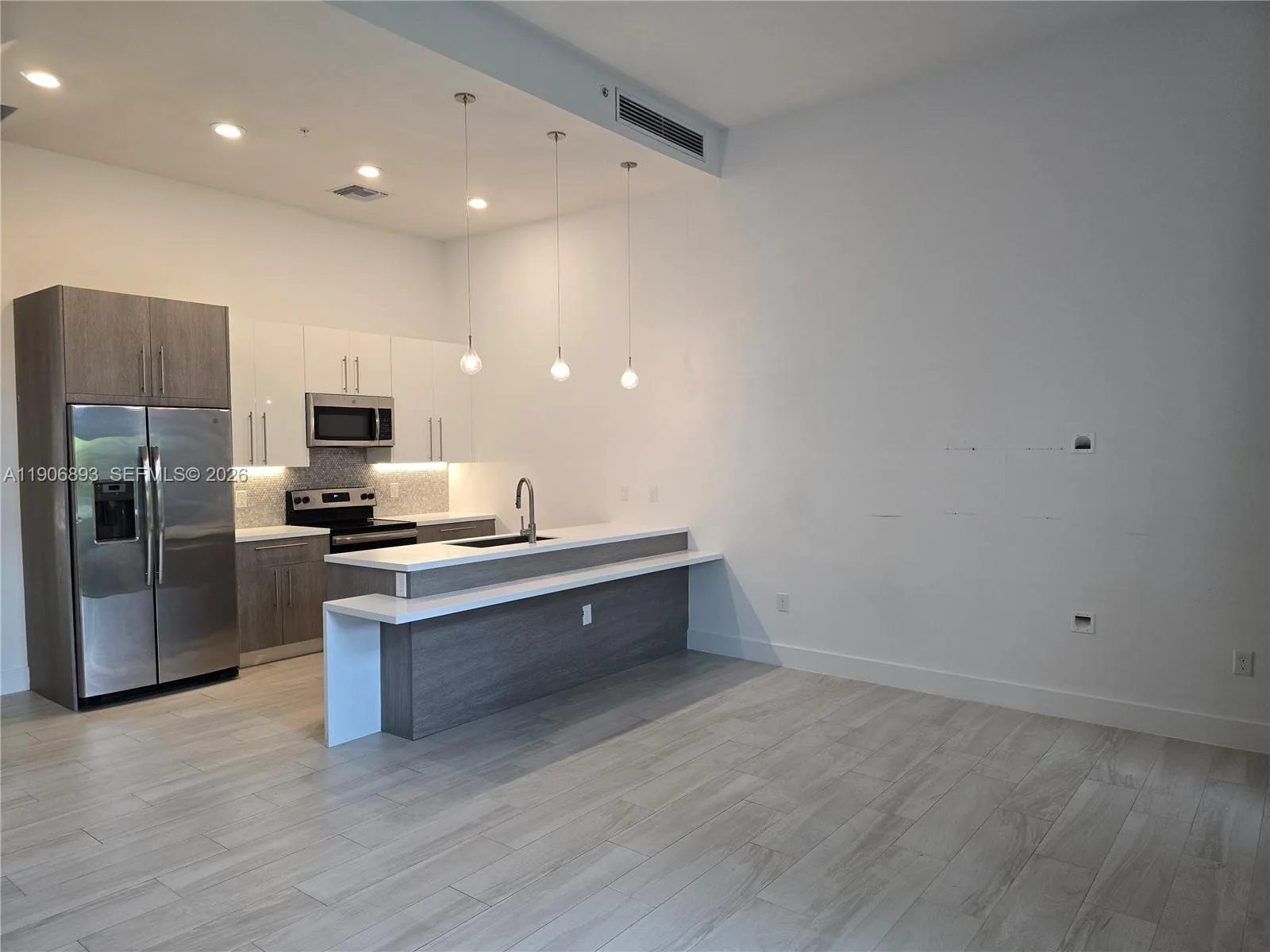 Foto de propiedad en 4500 NW 8th Place, Plantation, FL 33317 Plantation con MLS# 
