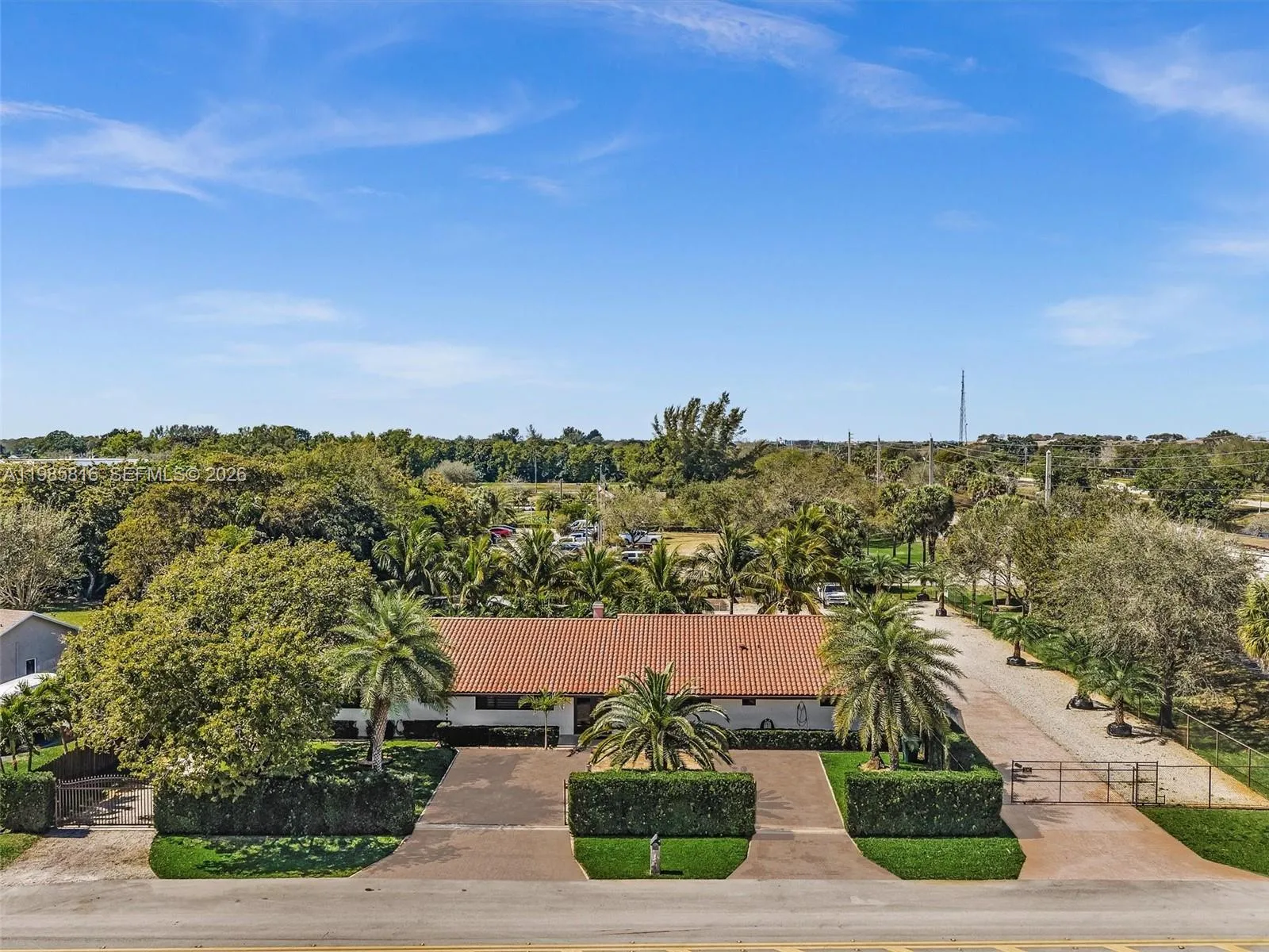 Foto de propiedad en 4501 SW 133rd Avenue, Southwest Ranches, FL 33330 Southwest Ranches con MLS# 