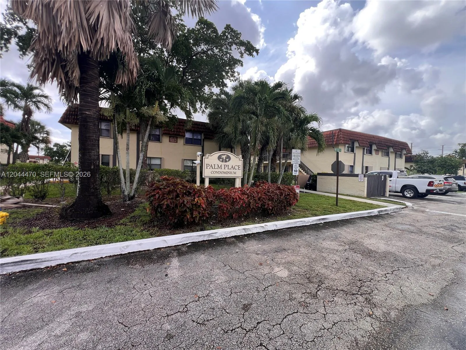 Foto de propiedad en 451 NW 100th Place 101, Pembroke Pines, FL 33024 Pembroke Pines con MLS# 