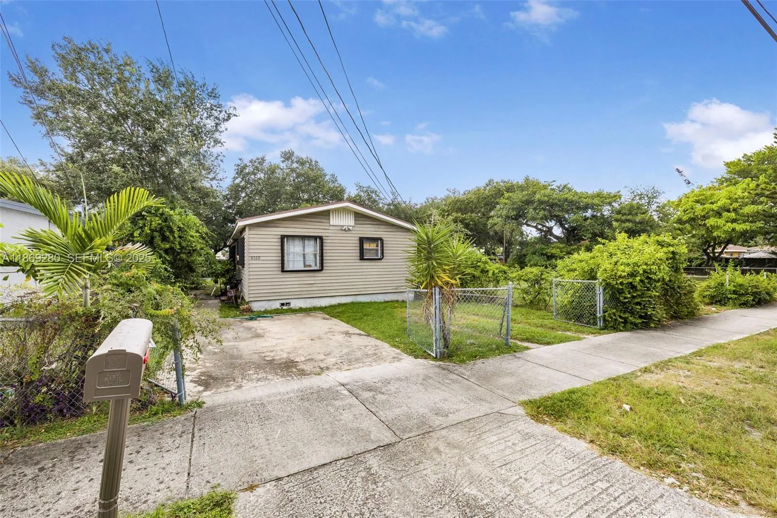Foto de propiedad en 4510 NW 33rd Avenue, Miami, FL 33142 Miami con MLS# 