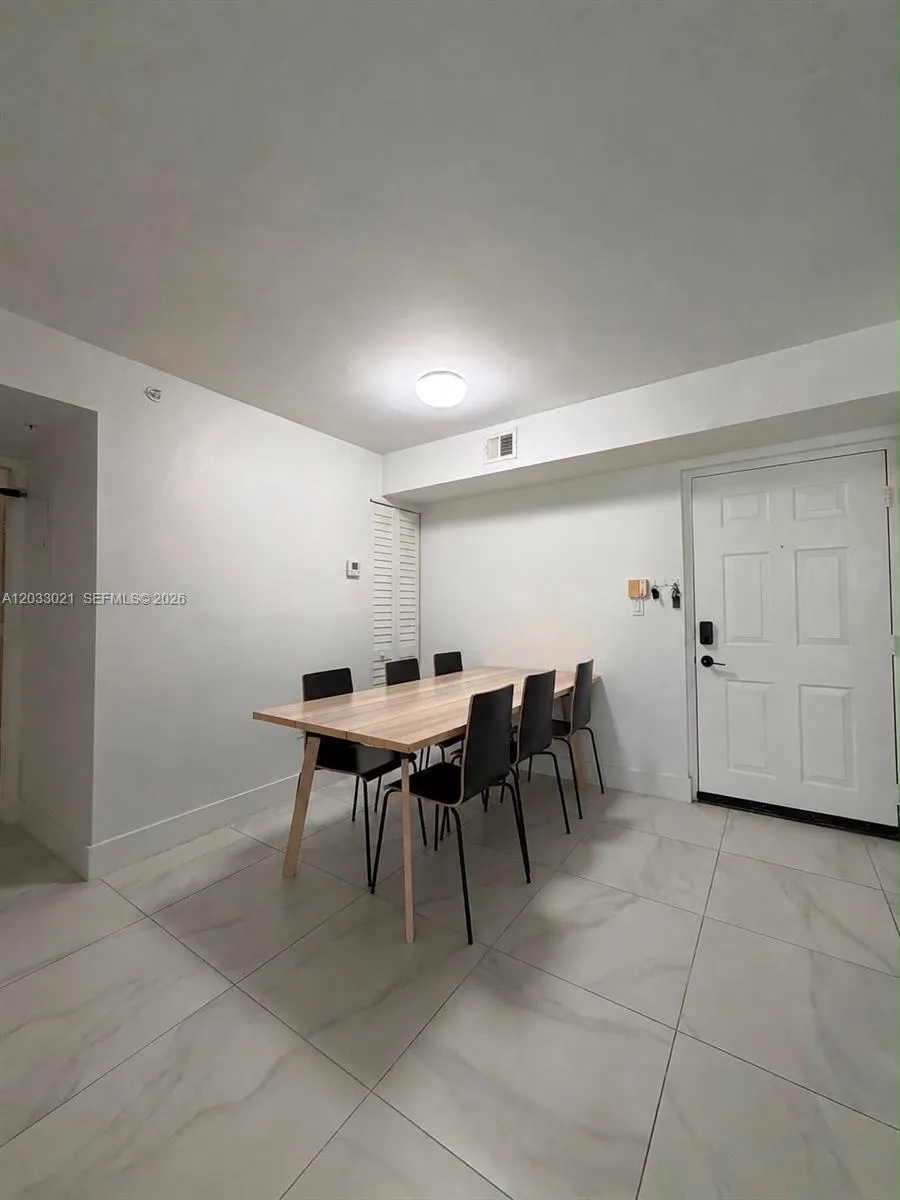 Foto de propiedad en 4540 NW 107th Avenue 206-11, Doral, FL 33178 Doral con MLS# 