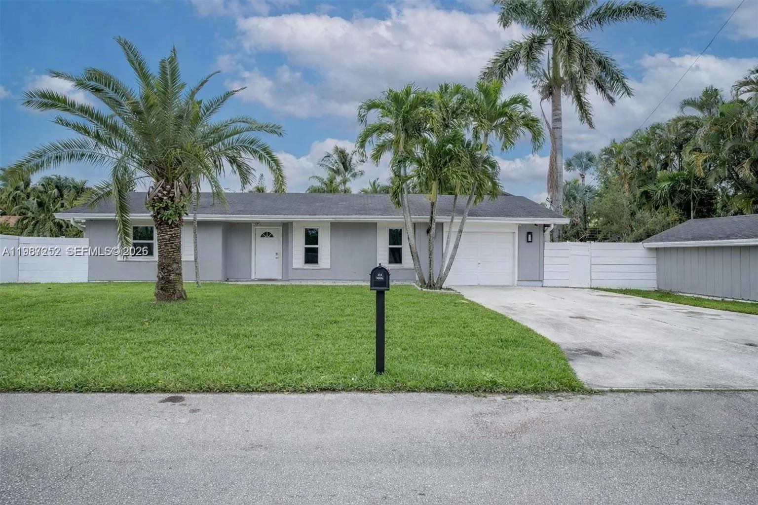 Foto de propiedad en 4541 SW 28th Terrace, Dania Beach, FL 33312 Dania Beach con MLS# 