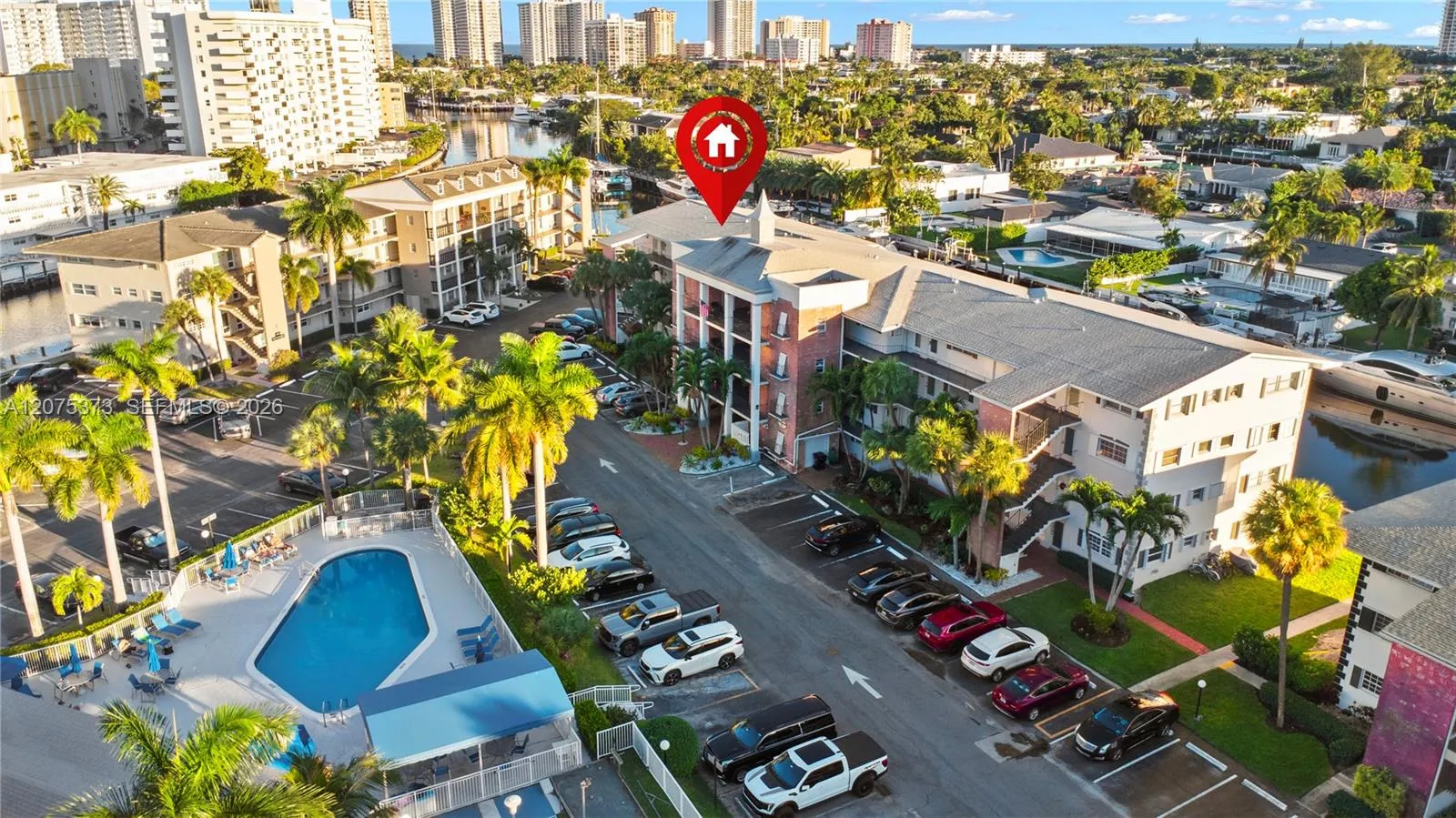 Foto de propiedad en 455 Paradise Isle Boulevard 402, Hallandale Beach, FL 33009 Hallandale Beach con MLS# 