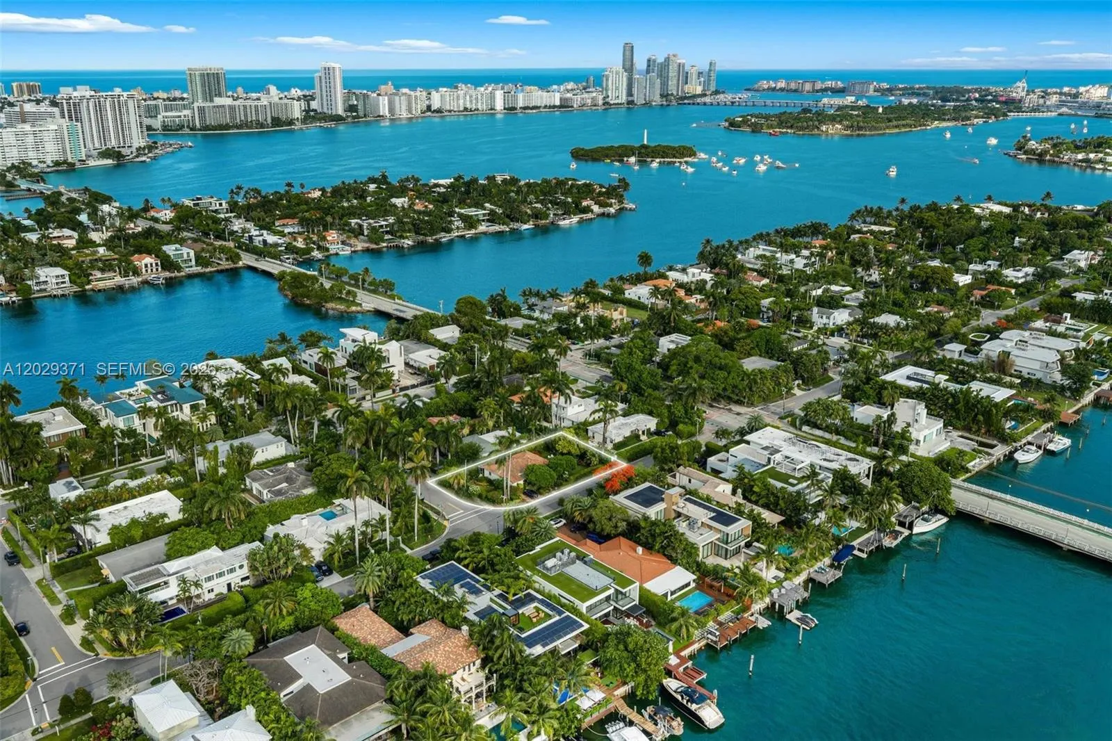 Foto de propiedad en 455 W Dilido Drive, Miami Beach, FL 33139 Miami Beach con MLS# 