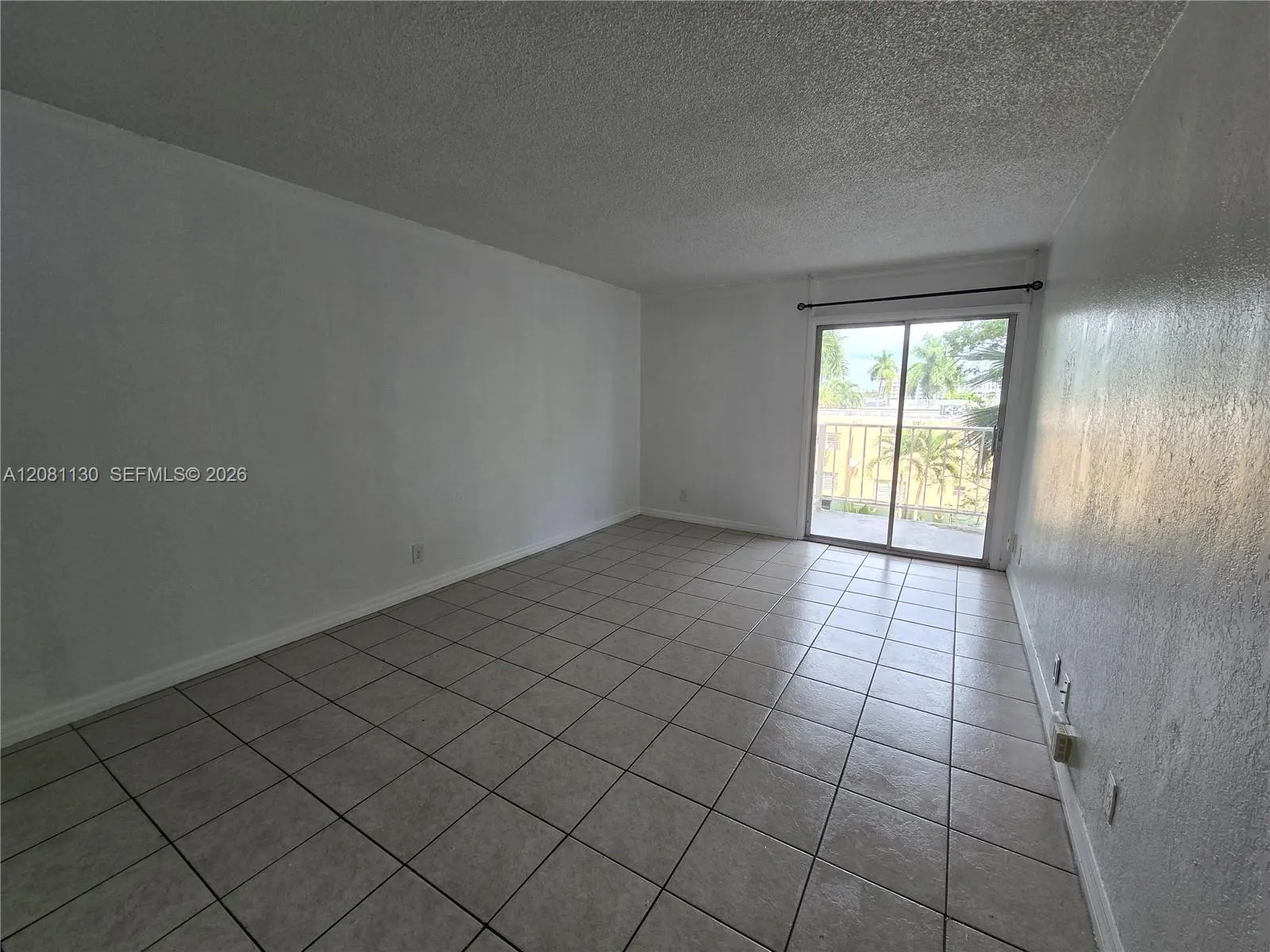 Foto de propiedad en 4550 NW 9th Street 310E, Miami, FL 33126 Miami con MLS# 