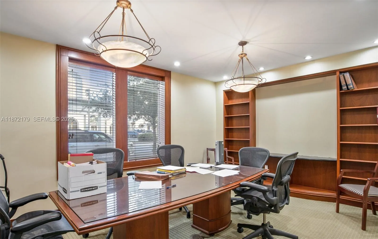 Foto de propiedad en 4551 Ponce De Leon Boulevard, Coral Gables, FL 33146 Coral Gables con MLS# 