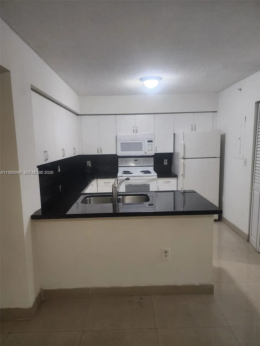 Foto de propiedad en 4560 NW 107th Avenue 207-12, Doral, FL 33178 Doral con MLS# 