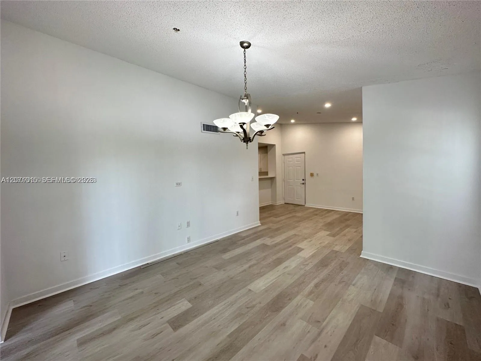 Foto de propiedad en 4560 NW 107th Avenue 301-12, Doral, FL 33178 Doral con MLS# 