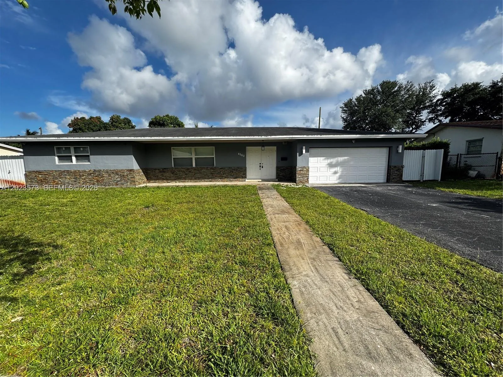 Foto de propiedad en 4560 NW 6th Court, Plantation, FL 33317 Plantation con MLS# 