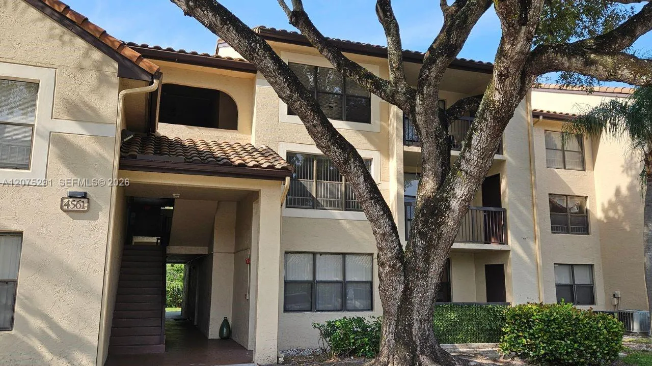 Foto de propiedad en 4561 W Mcnab Road 13, Pompano Beach, FL 33069 Pompano Beach con MLS# 