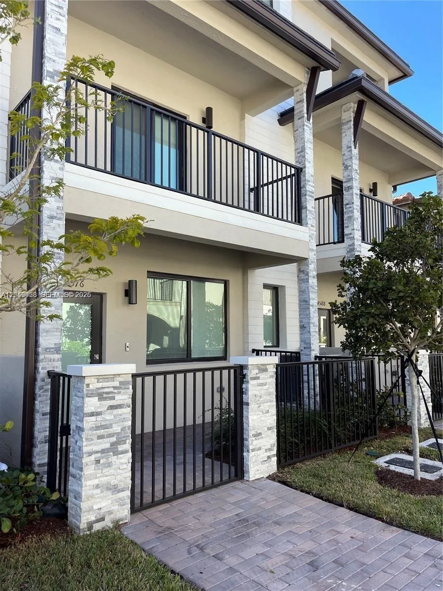 Foto de propiedad en 4576 NW 83rd Path, Doral, FL 33166 Doral con MLS# 