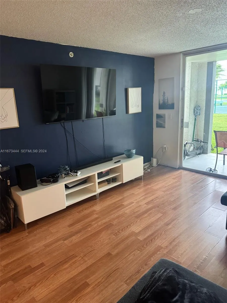 Foto de propiedad en 4580 NW 107th Avenue 104-13, Doral, FL 33178 Doral con MLS# 