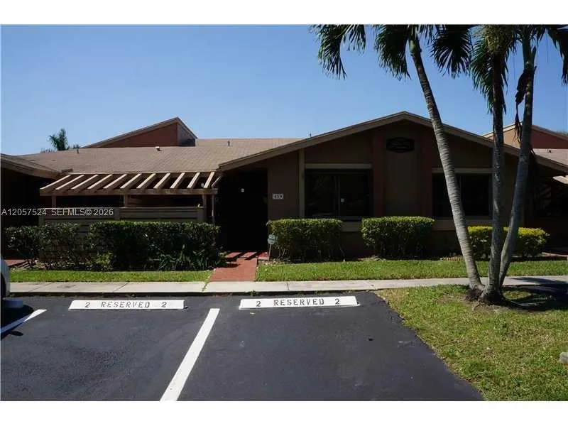 Foto de propiedad en 459 Lakeview Drive 2, Weston, FL 33326 Weston con MLS# 
