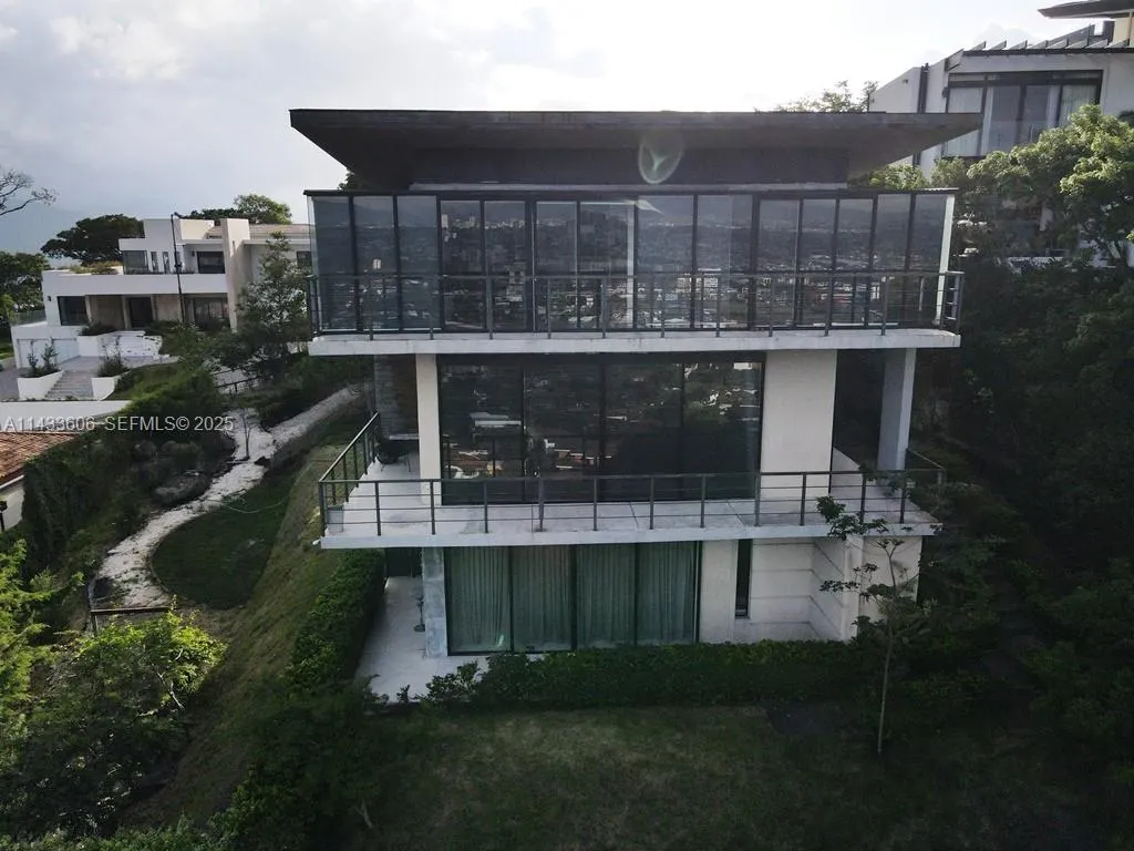 Foto de propiedad en 46 Cerro Real Alto Las Palomas  con MLS# 